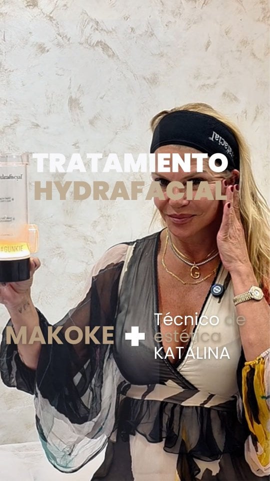 Hoy tuvimos el placer de recibir a @makoke_ en Clínica Elena Berezo, donde disfrutó de nuestro exclusivo tratamiento Hydrafacial, una experiencia diseñada para rejuvenecer la piel y devolverle su luminosidad natural ✨Este tratamiento es ideal para todo tipo de pieles y combina tecnología avanzada con activos de alta calidad para conseguir resultados visibles desde la primera sesión.🧼 Limpieza y exfoliación: Comenzamos eliminando impurezas y células muertas, dejando la piel purificada, suave y lista para los siguientes pasos.🍋 Peeling suave: Aplicamos una solución de ácidos delicados que renuevan la piel sin irritarla, mejorando su textura y tono.💧 Extracción indolora: Gracias a su innovador sistema, eliminamos puntos negros y suciedad de forma cómoda, eficaz y sin molestias.💦 Hidratación intensiva: Infundimos sueros ricos en antioxidantes, vitaminas y ácido hialurónico para nutrir la piel en profundidad.✨ Efecto glow: Sellamos el tratamiento logrando una piel más firme, hidratada, luminosa y visiblemente rejuvenecida al instante.Un tratamiento completo que no solo limpia, sino que transforma la piel, aportando frescura, vitalidad y un aspecto más joven.🙏 Gracias por confiar en nuestro equipo para cuidar y potenciar tu belleza natural.Primera valoración gratuita 🆓📍 Clínica EB – C/ Velázquez 115, Madrid📞 695 61 13 61🌐 www.drelenabrezo.com📍 También en Salamanca – C/ Toro 104, esquina📞 695 992 637#hydrafacial #telecincoespaña #pielperfecta #rejuvenecimiento #bellezanatural by @makoke_