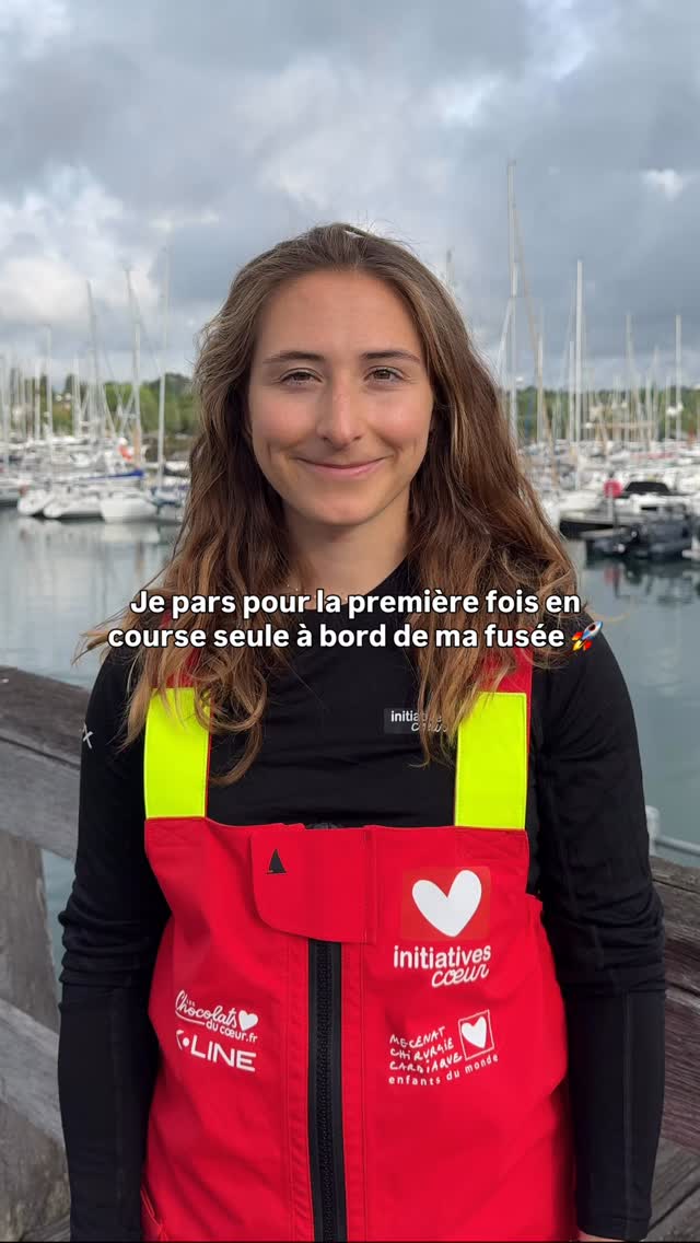 Première fois depuis le Vendée Globe que je vais me retrouver seule et surtout maintenant j’ai un bateau qui peut aller hyper vite ! Bon la météo n’est pas trop musclée donc on va tout faire pour faire une belle course avec @initiativescoeur 🫶📸merci @torea_films pour cette belle image du bateau qui vole ! by @violettedorange