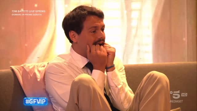 È il momento dello spogliarello cult di “Ieri, oggi, domani”, reinterpretato da Lucia e Renato ❤️‍🔥 #GFVIP