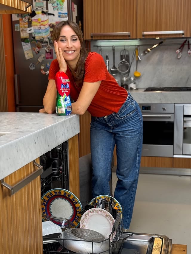 Adv Come sapete tra lavoro e nuove ricette per la mia famiglia cucino tutto il giorno…Il risultato? Mille piatti sporchi, zero tempo. Ma per fortuna c’è il nuovo Pril Excellence Duo Gel: l’unico gel a doppia camera che grazie alla sua extra efficacia ti salva anche quando fai un ciclo breve (che, diciamolo, uso sempre quando ho fretta 😅). E dal 1° maggio puoi provarlo gratis: se acquisti 2 prodotti Pril, di cui almeno 1 Gel Excellence, Pril ti rimborsa il Gel Excellence. Così io cucino tranquilla — anche quando sporco “alla grande” — perché so che poi ci pensa Pril Excellence Duo Gel a far tornare tutto splendente ✨ #Pril #PrilDuoGel @pril_italia *Cashback Pril ti rimborsa Gel Excellence valida dal 01/05 al 31/07 - regolamento su DonnaD