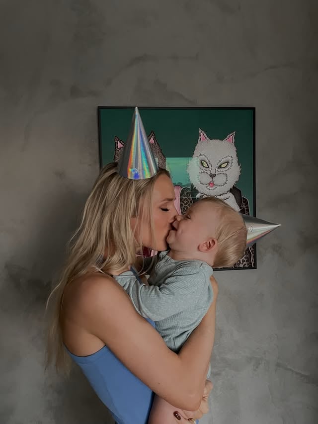 Emadus suurendab ja painutab su südant viisil, mida sa enne ettegi ei kujuta 🥹🤍 Olen lõputult tänulik selle kogemuse eest… & muidugi oma ema eest, tänu kellele mina siia maailma sain ✨ IMELIST emadepäev kõikidele emmedele ✨ by @liislemsalu