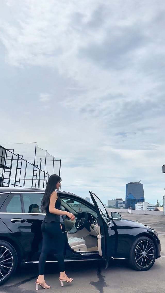 Pilih yang lama atau yang baru?Hatiku tetap jatuh hati sama yang lama seperti 👇MERCEDES BENZ C200 ESTATE WAGON FACELIFT BLACK ON BEIGE@mercedesbenzid @mercedesbenz @ersamobil.id@sandynayowan95 by @misslin02