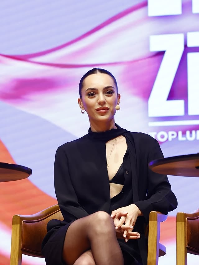 Eşitlik için; Söz–Eylem İlişkisinde Şeffaflık ve Dayanışma Kültürü'nün incelendiği bu değerli panelde yer almak benim için çok kıymetliydi.Birlikte düşünmenin, birbirimizi gerçekten duymanın ve eşitliği yalnızca bir söylem değil; günlük hayatın doğal bir parçası haline getirmenin önemini yeniden hissettiğim bir gündü.Nazik davetleri ve ilham veren bu organizasyon için emeği geçen herkese teşekkür ederim. ✨ @sosyaletkizirve @adalimunteha @yaprakyapsan by @skutlubey