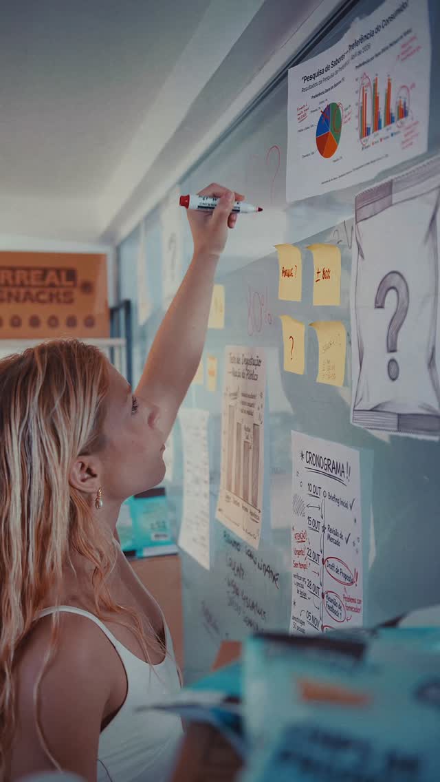 Sua decisão agora é IRREAL. ✨A gente passou meses desenvolvendo o próximo sabor da IRREAL, e criamos três. O problema? Os três ficaram incríveis demais para a gente escolher um.Então a escolha é sua.Como vai funcionar: Qualquer compra no nosso site* durante o pré lançamento vem com um kit exclusivo** com 3 amostras dos possíveis novos sabores (A, B e C). Os nomes reais estão escritos no cartão prateado que vem dentro do kit, junto com o QR code para votar no seu favorito, só quem compra descobre quais são. 🤎👉 É simples: você prova, você vota e você escolhe o lançamento Link na bio*Válido apenas para compras com entrega no estado de SP e RJ.**Os kits são limitados. Quando acabar, acabou.