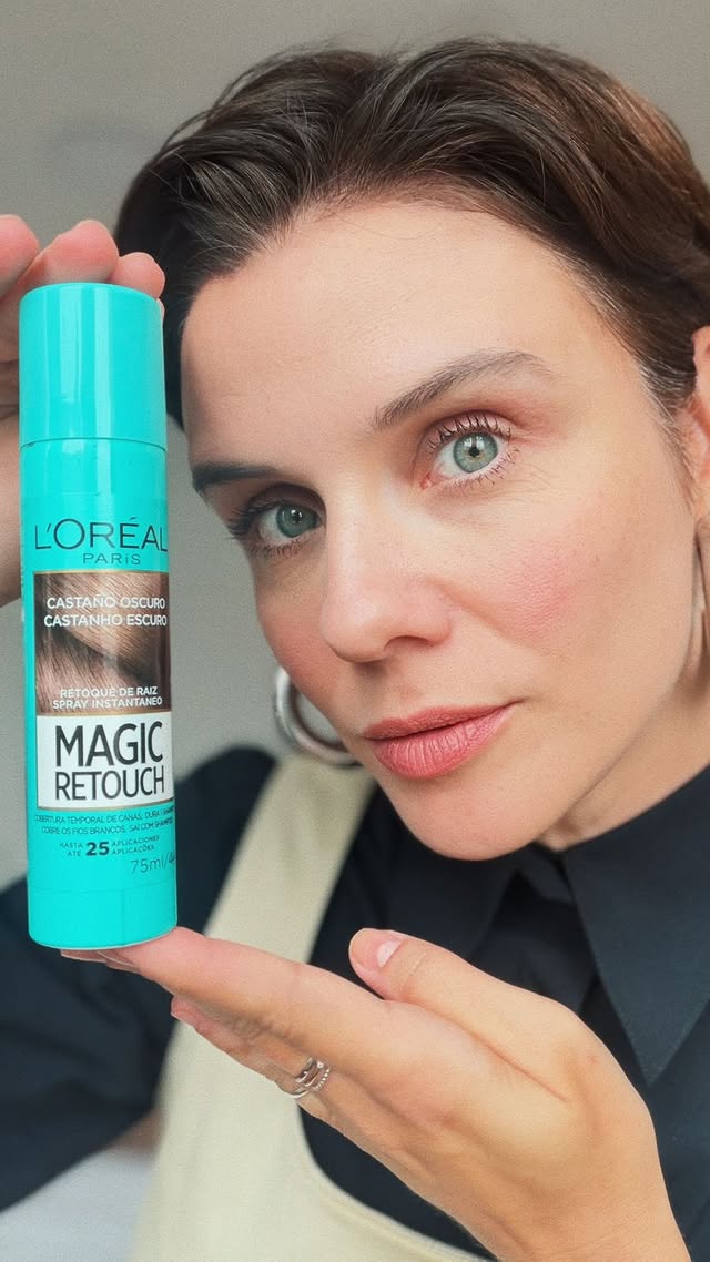 Eu amo meus cabelos brancos, mas desde que encarnei essa skin morena, de vez em quando não quero deixar a raiz aparecendo. Nessas horas, ao invés de correr pro salão, eu uso o Retoque Mágico! Magic Retouch de @lorealparis , uma solução rápida, prática e temporária pros fios brancos. 

#RetoqueMagico #CabeloLorealParis *publicidade
