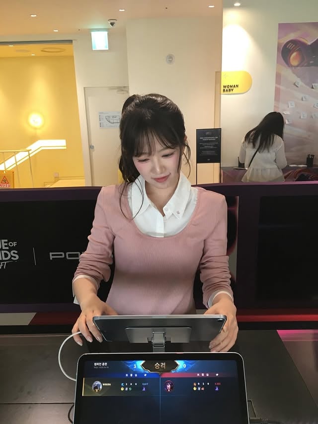 💜 @wildriftkorea 사진에서도 보이는 행복한 저의 모습 … 도넛이 너무 맛있었어요 😋🤤와일드리프트 카이사 피트스톱 팝업에 초대받아 다녀왔는데요! 도착하자마자 다양한 체험이 있어서 신나게 즐기고 키캡도 만들고 도넛도 먹고! 🍩티모 도넛이랑 포로 도넛은 진짜… 너무 귀엽더라고요 ☁︎︎*.노티드와 함께했으니 맛은 말이 필요 없죠🤠 17일까지 잠실 롯데월드몰에서 만나볼 수 있으니까 여러분도 꼭 가보세요 💫#광고 #와일드리프트 #노티드 #포르쉐 by @evnbinlee