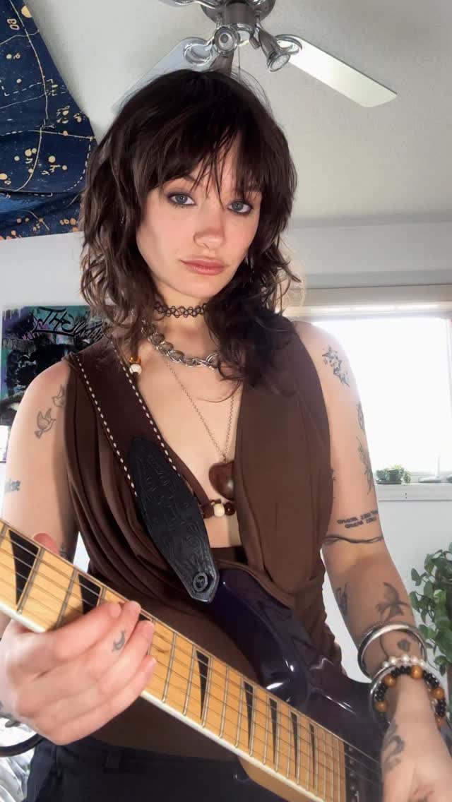 No broke boys for the rock girlies #nobrokeboys #guitargirl #rockcover #remix by @mellebabymusic