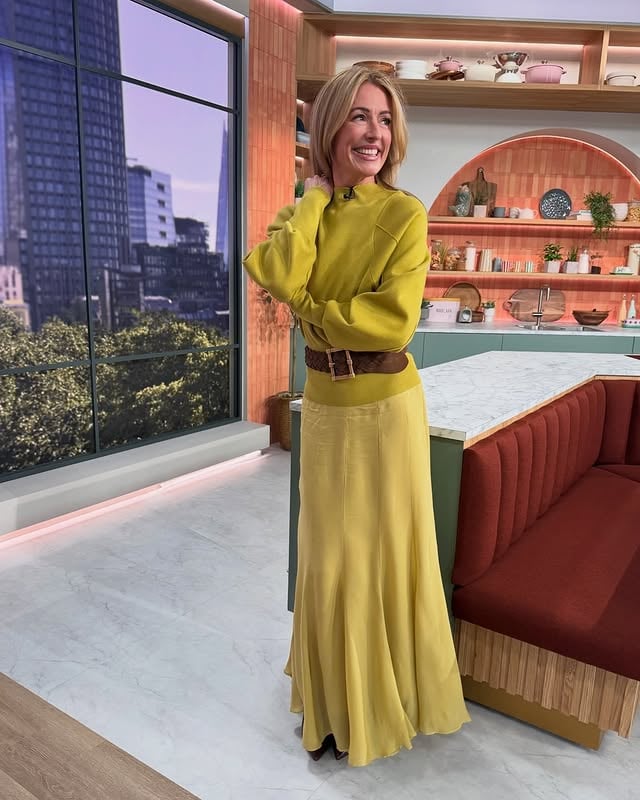It’s not sunny yet… but it’s definitely May!!! ☀️🌧️Here’s my #catscloset for this week XxIn photo Order:Wednesday:Top - @karen_millen Skirt - @zara Boots - @paristexas_it Belt - Vintage xMondayTop - @farmrio Trousers - @sezane Shoes - @lkbennettlondon Tuesday:Cardigan - @zara Jeans - @donnaidadenim Shoes - @stuartweitzman Thursday:Jumper - @balzacparis Belt - @zara Trousers - @asos Necklace - @craftd Shoes - @riverisland ♥️ by @catdeeley