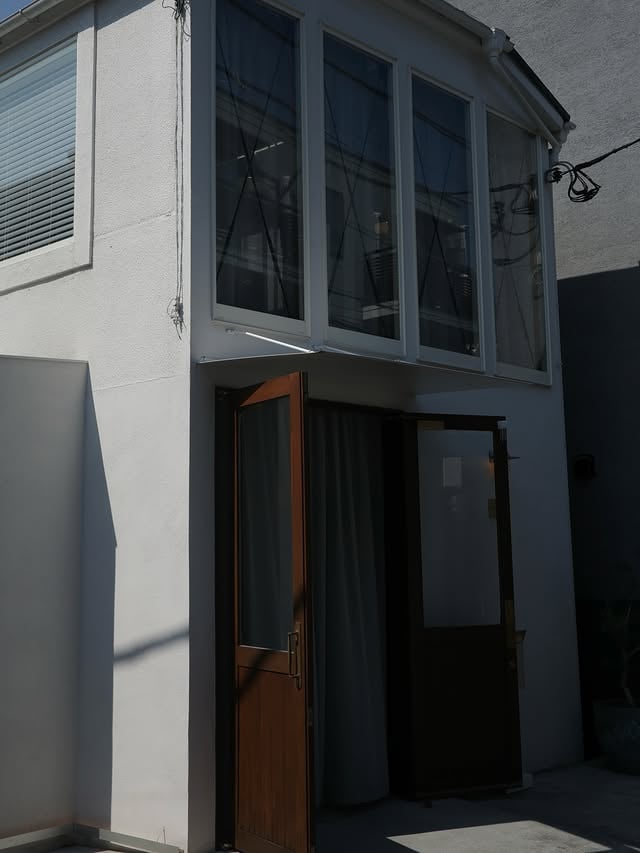きょーちゃんの新店舗行ってきた✂︎3cmカットと前髪つくったのと、カラーは今できる限界まで明るくしてもらった！大満足☺︎新店舗は @omnibus_hair と反対側の表参道的なところにあるんだけど、こんな静寂で素敵な場所があるの知らんかったってくらい良い場所。しかもお店がとにかく心地よくてオシャレ。美容院の日がまた楽しみになったわ🥹きょーちゃんおめでとう㊗️📍Perhonen（ペルホネン）東京都渋谷区神宮前5-16-9表参道駅から徒歩7分、明治神宮前駅から徒歩5分#ボブ #hair by @koike_weekend