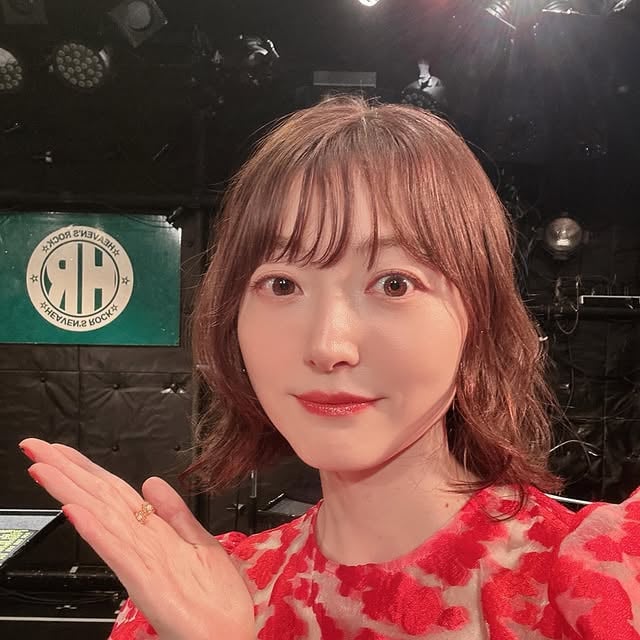 昨日のアコースティックライブ「帰ってきたかなめぐりin宇都宮」のオフショット！宇都宮での初ライブ、会いに来てくれた皆さまありがとうございました！！！今回生まれたパンコール、またやりたいなぁ🍞美味しい餃子とドーナツも食べられて幸せ！次はどこに行きましょうねぇ☺️✨#かなめぐり by @hanazawa_kana.official