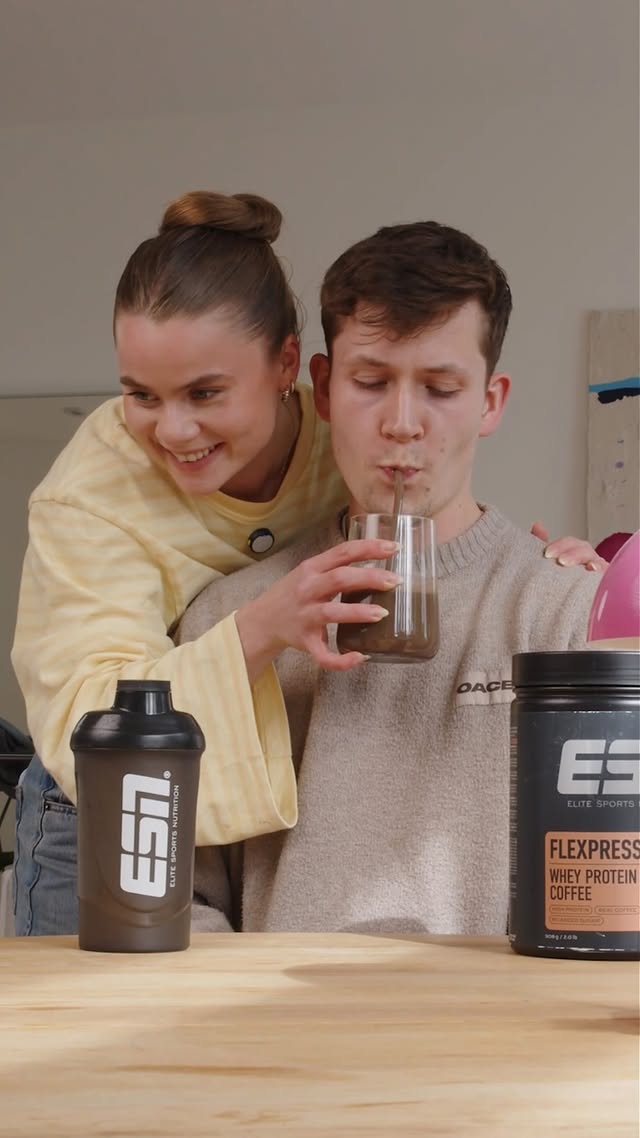 Anzeige! Flexpresso Dark Chocolate Mocha☕️🍫Perfekt für alle, die intensive Schokolade und Kaffee mögen🤤Diese Proteinkaffee Sorte ist weniger süß und ist mit Laktase angereichert 😌21g Eiweiß und 80mg Koffein pro Portion💪⏰Mittwoch 18 Uhr❤️Code = jessi* ��20% auf Isoclear, Flexpresso & Matcha* ��40% auf Samples* ��25% auf Creatine, Magnesium Complex, Ashwat, Omega 3, Athlete Stack, Collagen Peptides by @esncom
