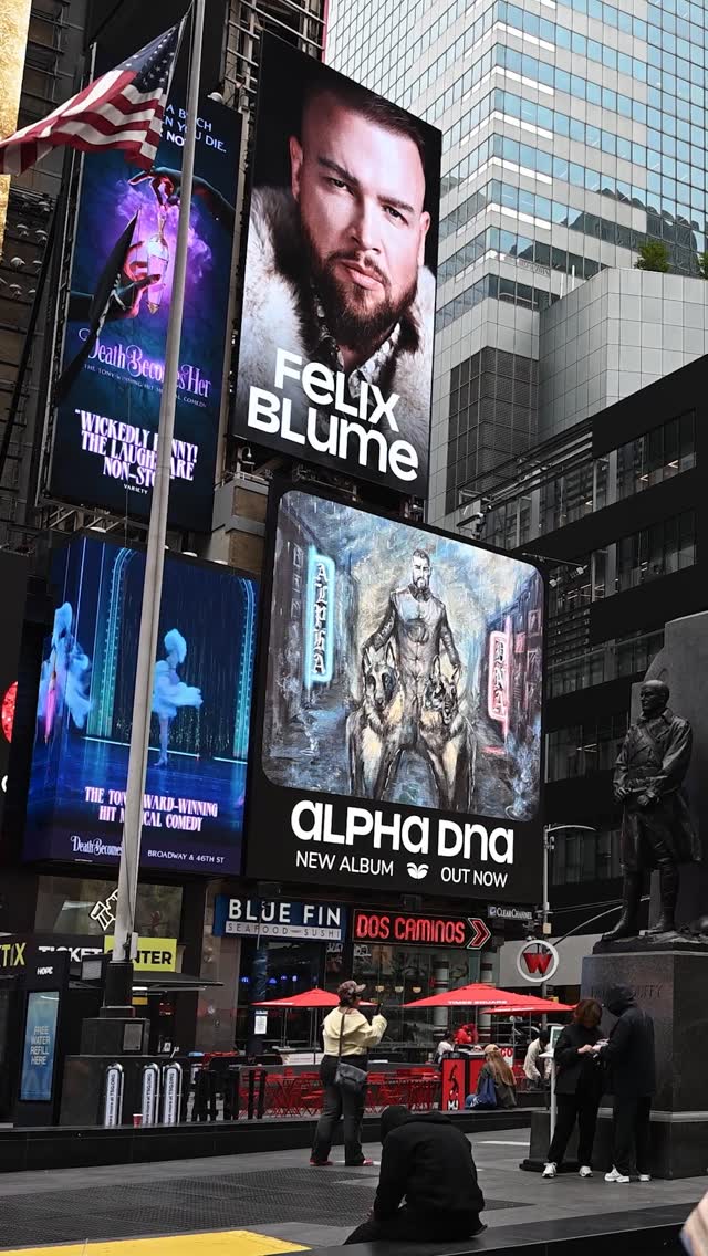Alpha DNA goes international 🌍Danke an @duetti.co für den nächsten Stopp auf der Weltreise.#timessquare by @kollegahderboss