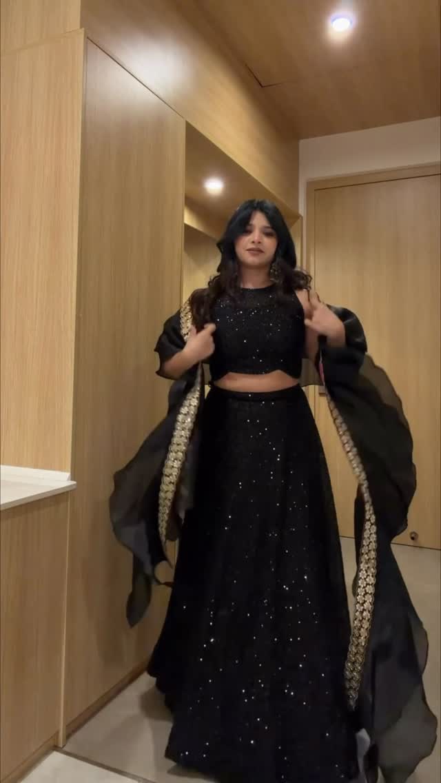 Surprise guests at the end ✨😅Outfit @neith.online 💋✨shoutout to Neith for getting this ready in record time Dupatta is from Eshas outfit that she wore for my sangeeth from @vandanasethi1988 by @paulrishika_