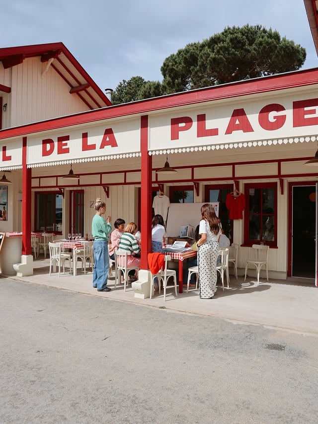 48H face à la mère 🌞🌾La semaine ne pouvait pas mieux démarrer qu’aux côtés de femmes aussi eins.pirantes.. après des années à en rêver, on a osé imaginer une petite parenthèse pour remercier celles et ceux sans qui @tajinebanane ne serait pas ce qu’elle est.On a tendance à dépeindre le milieu de l’influence comme un milieu de requins, d’écervelées, de profits. C’est un milieu où règne les avantages.Oui c’est vrai. C’est un milieu souvent hors du temps, hors des clous, même parfois hors sol, oui c’est vrai. Mais l’influence c’est aussi et souvent des créateurs.trices qui mettent leurs propres vies pour mettre en lumières celle des autres, qui partagent, soutiennent et font partie du voyage avec toi. Je me voyais pas proposer à ma team un séjour aux antipodes de qui je suis. Quand j’aime les gens : je les amène là où j’aime d’autres gens. C’est ma logique implacable. C’est là où je suis bien donc j’espère que les autres s’y sentiront bien. Les amis de mes amies sont mes amis tu vois ça ? J’y crois dur comme fer. J’ai eu la chance de passer 48h avec des femmes extraordinaires, @jessbakersmithfrance ton sourire avec ton petit trou dedans comme tu aimes à le dire à illuminé tout le bassin sur des générations à venir, @charline.gayault continue d’être é-mere-veillée de tout c’est ce qui te rend lumière, @shirineboutella ta sincérité apaise tous ces cerveaux à dix milles autour de toi et inspire un profond attachement, @leacr petit bout de mère de la vraie vie merci de me faire tjrs confiance et de t’embarquer à l’aveugle, @melodybeni c’est toi en réalité la mère des mères, @johannedefay ta force tranquille est symbole de toutes les maternités à mes yeux. Ci-Mère d’êtres venues jusqu’à nous. Et un énorme ❤️ à mes partenaires, mes collègues, mes amis .. . Pilâtes @mo.u.ve Hôtel & restaurant @hoteldelaplage_capferret Massage @alma_amandinedemunter Photographie @philippinerlt Organisation d’événements @carnets_evenements @bertrandlamy Team work @tajinebanane Cadeaux @graazie.official Pinasse @pinasselapylataise (J’ai des codes pr reserver demandez-moi !)Ps : on recommence très vite car vous êtes nombreux.ses sur ma liste d’invités ❤️ by @alisoncavaille