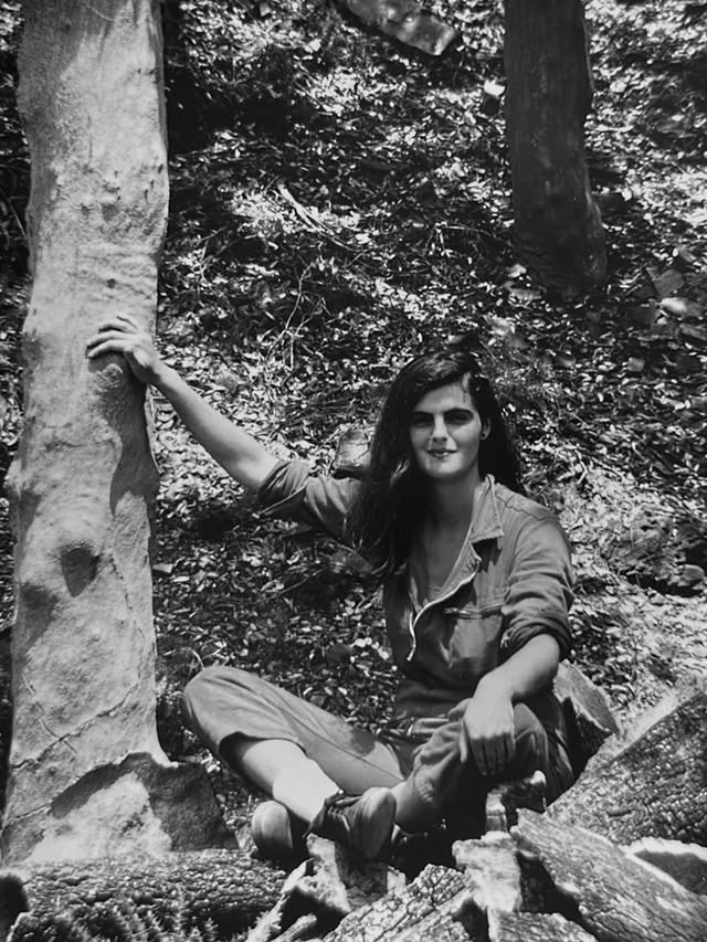36 años de mucho trabajo y absoluta vocación separan una foto de otra. La foto de su primer día de trabajo y la del último.36 años cuidando el medio ambiente, apagando fuegos, patrullando los montes y cuidando de todos los animales que lo habitan. La sierra de Espadán hoy despide a la mejor para que pueda disfrutar de su merecido descanso.Feliz jubilación mamá, estamos muy orgullosas de ti🫂💚 by @violeta