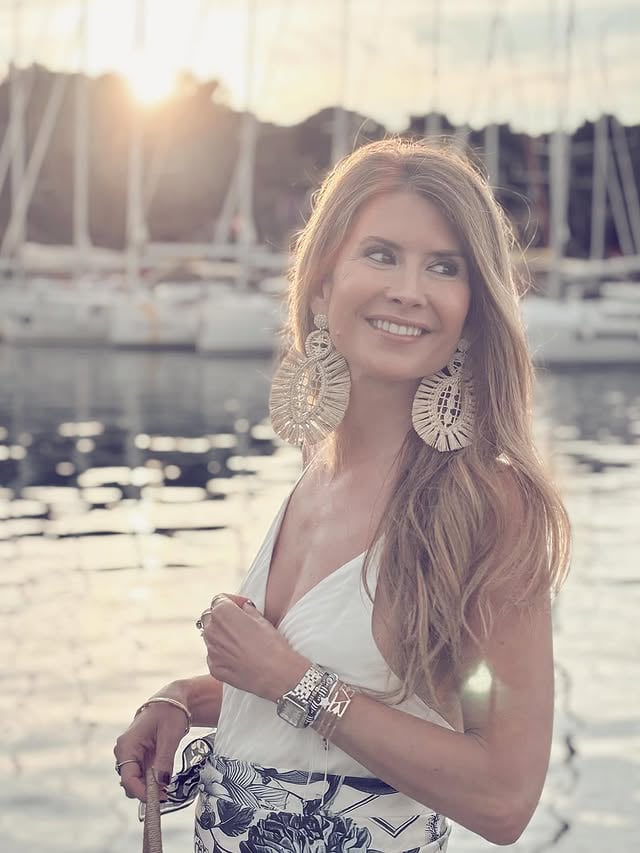 Volver a sonreír un año después, aunque por dentro sea donde se conjugan los sentimientos y se intensifican en los momentos de calma y de soledad ✨...#atrendylife #croacia #renacer #reflexiones #crecimientoemocional by @atrendylife