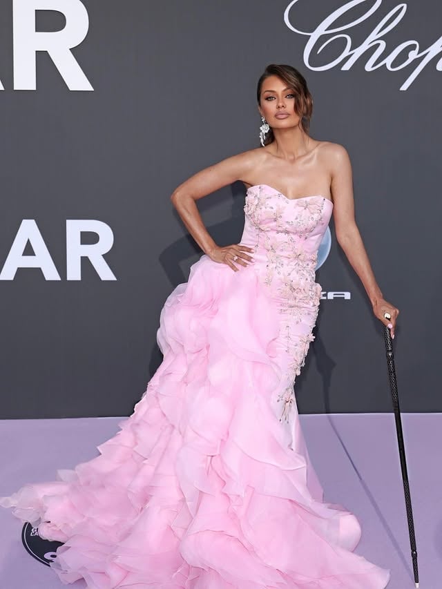 Amfar @amfar Cannes. Это мой 5й амфар в Каннах. Для меня это самое престижное мероприятие в мире, ради которого стоит ковылять на костылях на дорожке)Mua @serdar_kambarov STYLE @couturecannesfestivalDress @emina_amin_