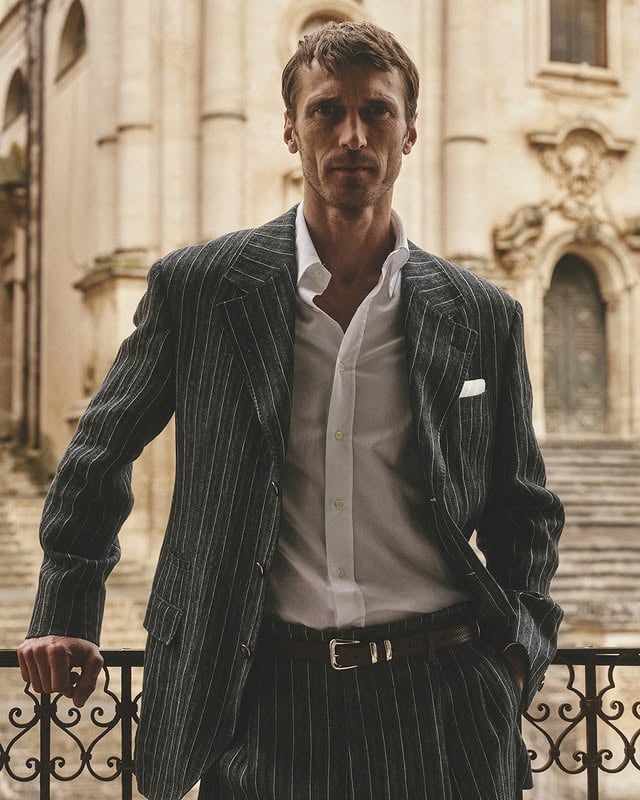 Classic menswear patterns find a new summery expression through the natural texture of linen fabrics.Discover the men’s Mediterranea Capsule Collection.#BrunelloCucinelli #Cucinelli #Mediterranea by @brunellocucinelli_brand