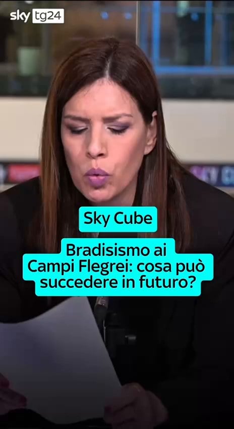 Nella puntata di Sky Cube Stefania Pinna e il presidente dell’Istituto Nazionale di Geofisica e Vulcanologia Fabio Florindo hanno discusso della recente scossa di magnitudo 4.4. nell’area dei Campi Flegrei. La preoccupazione maggiore, dice Florindo, è “l’effetto cumulativo”: una sequenza di eventi ravvicinati di questo tipo potrebbe infatti compromettere la stabilità degli edifici più fragili.Il nostro vodcast #SkyCube - cosa c’è da sapere prende una notizia di attualità al giorno e aiuta a capirne di più. Da lunedì al venerdì è sempre live alle 15 sui nostri social e sul sito. Ed è disponibile su tutte le piattaforme.🎧 Ascoltalo qui cliccando nel link in bio by @stef80pi