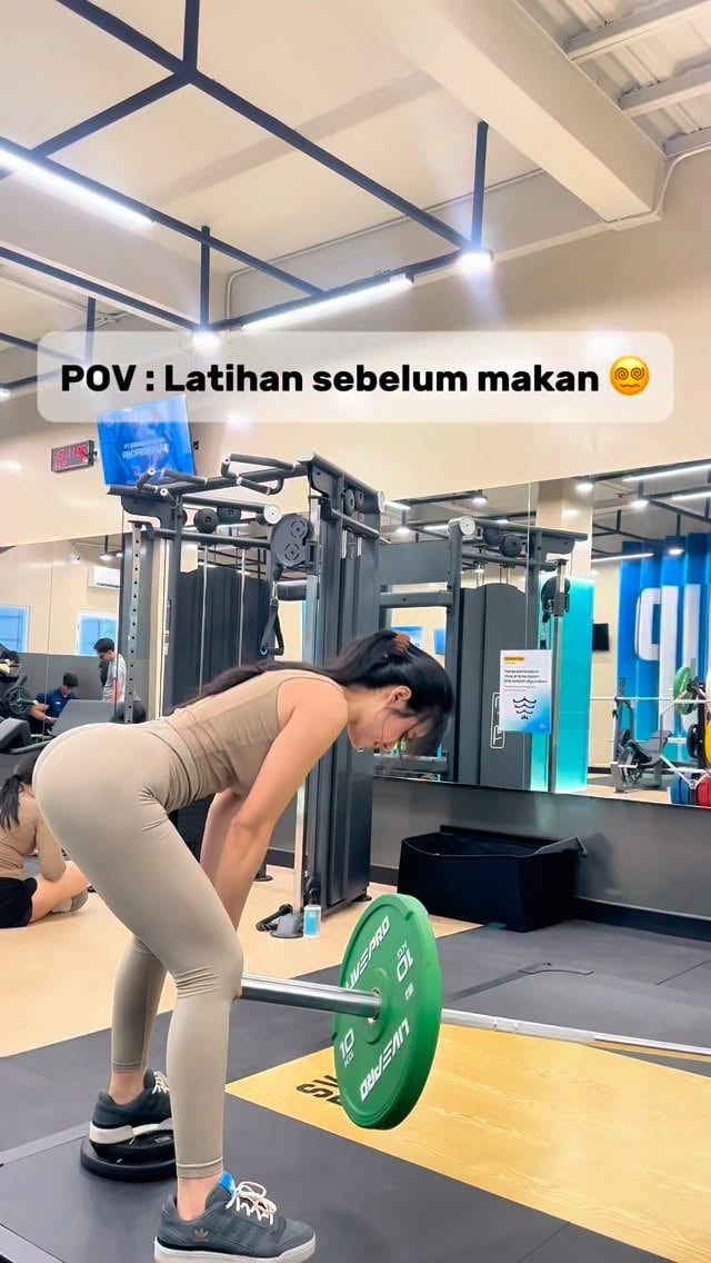 Kalo gak makan dulu biasanya aku udah kenyang minum susu , telor dan buah atau rebus2an kaya biasa la 🫠Selesai latihan baru makan yang ada nasinya. Jangan oleng di gym yaaa besti 😘Karna kita bukan hanya perlu olahraga, tapi pola makan dan tidur juga penting. Makanya aku minum VIT dari @wellplusindonesia untuk membantu kualitas tidur ku lebih baik. Selain itu juga banyak manfaat lain dari VIT yang aku minum tersebut. by @misslin02