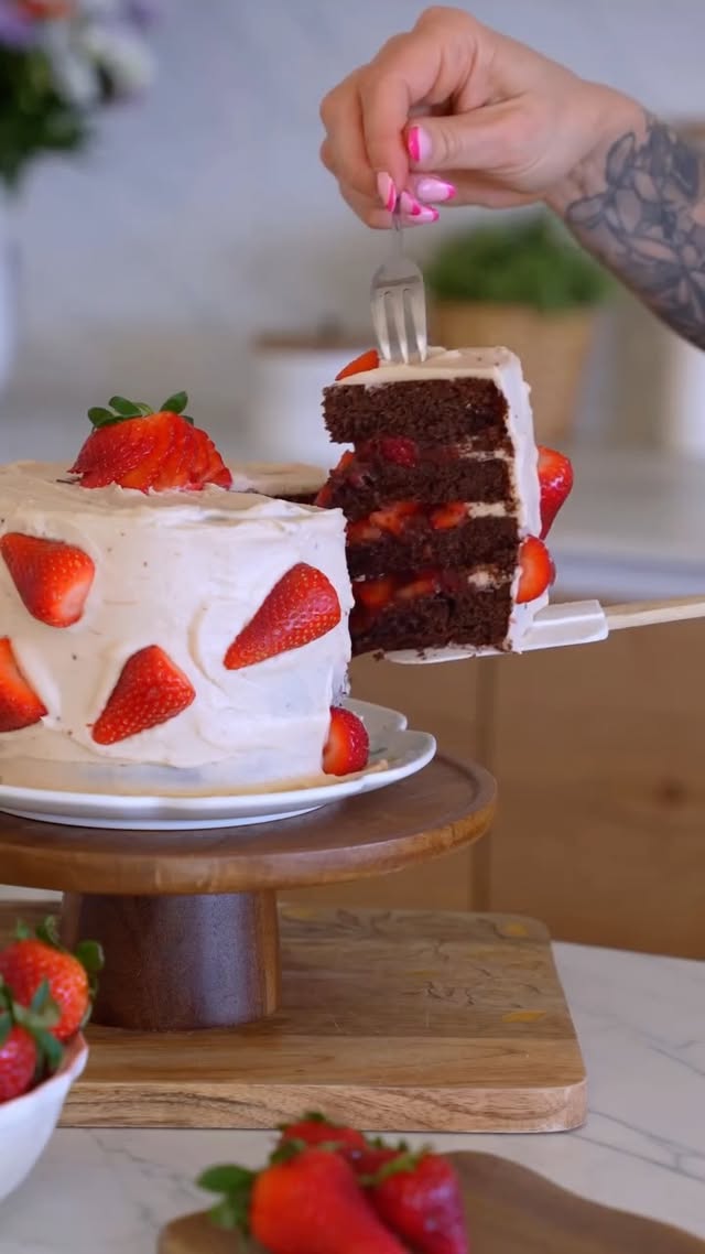 À toutes les mamans ❤️J’ai imaginé une recette aussi douce, savoureuse et enveloppante qu’une maman ! Pour cela, j’ai acheté tous les ingrédients chez @leclerc pour une recette à petit prix et au gros cœur ! Commente « recette » si tu veux recevoir tout le détail de cette petite douceur 🍓Les ingrédients : Pour le gâteau : 150 g de chocolat noir - 90g de beurre - 5 œufs - 100 g de sucre - 100 g de farine - 1 sachet de levure chimique - Pour l’imbibage : 200 g de fraises fraîches - 100 ml d’eau - 80 g de sucre - Pour la crème et les finitions : De la confiture de fraises - 100 g de sucre glace - 250g de fromage frais - 1 càc d’extrait de vanille - 200g de fraises fraîchesCollaboration commerciale #leclerc #petitbudget #fêtedesmères by @latelierderoxane