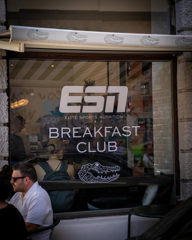 ESN Breakfast Club Munich ☕️Heute hat unser 2. Breakfast Club im @manversusmachine in München seine Türen geöffnet! 🥣 Bei leckeren Protein Bowls, Protein Smoothies, Shakes und Kaffee haben sich richtig viele von euch hier heute schon getroffen und 'ne coole Zeit gehabt! Zum Abschluss ging's gemeinsam mit @runningsociety.de und einigen von euch bei dem tollen Wetter mit unserem Run Club durch München! 🏃🏽Wer heute noch nicht da war, kann uns noch bis einschließlich Sonntag hier besuchen: 📍Man versus MachineMüllerstraße 2380469 München Wir freuen uns auf euch! by @esncom