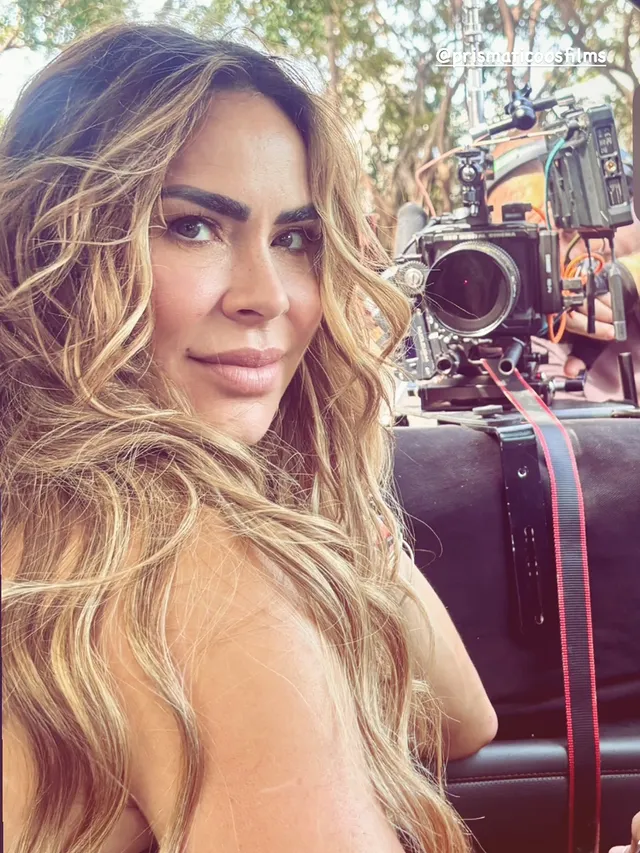 ¡Muy agradecida por el enorme cariño de un equipo increíble! Haciendo lo que más amo, logramos magia juntos. Gracias gracias a todos ♥️#aylinmujica #actress by @aylinmujic