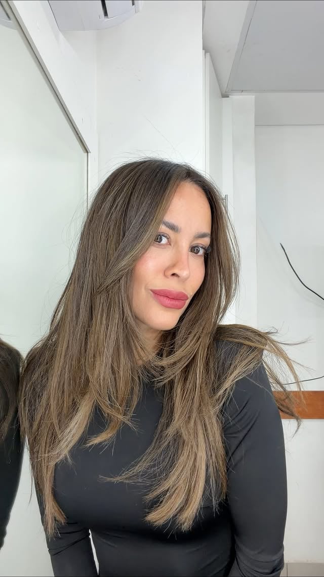 Y esta trigueña iluminada? 😏 amando mi nuevo color de pelo 😍 mechas sutiles y delicadas en las mejores manos @guillespinola_hair @josephcarmelitas 🖤 by @pattyorue_