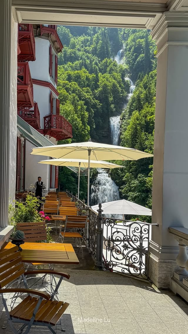 What your summer vacation in Switzerland could look like when you book your trip with me, link in bio.✌️#switzerland #shotoniphone #inlovewithswitzerland #roomwithaview by @lumadeline