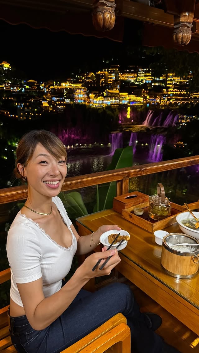 Furong sei stata un sogno straordinario🥹🤍⛩️Curiosità Situata nella contea di Yongshun, nella prefettura autonoma Xiangxi Tujia e Miao, nella provincia di Hunan, la città è nota per la sua architettura antica ben conservata, tra cui le tradizionali case Tujia (la predominante etnia locale) con tetti in legno, muri in pietra e intricati intagli.La città prende il nome dai fiori di ibisco (furong in cinese), che fioriscono in abbondanza d’estate. Furong era originariamente conosciuta come Wangcun, ma è stata rinominata in seguito al successo del film Hibiscus Town del 1986.Una delle attrazioni più famose dell’Antica città di Furong è la cascata Wangcun, che si getta nel fiume Tuojiang all’ingresso della città.📍Furong (芙蓉镇), HunanCommentate “FURONG” se volete scoprire il nome dell’hotel in cui ho alloggiato per il vostro futuro viaggio✨