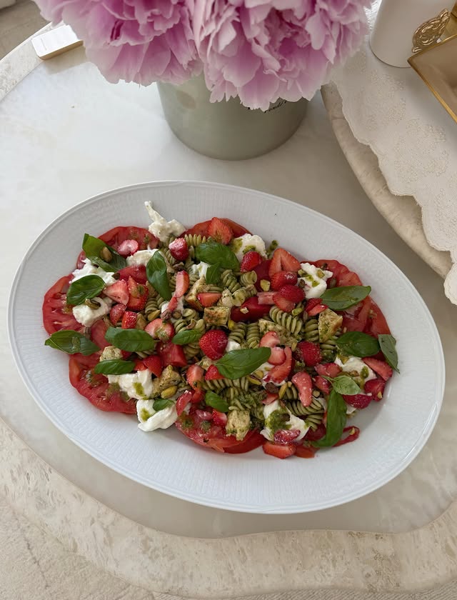 My favorite super easy summer salad! 🍅🍓🌿Perfect for lunch or to bring to the beach, picnics, etc.Cook your pasta of choice.Boil chicken fillets (I always cook mine with chicken broth for extra flavor).Then fry the chicken in butter with salt and pesto.Chop the chicken into small pieces.Mix the pasta and chicken with fresh pesto.Add buffalo tomatoes, mozzarella, basil, strawberries, and pistachios.I also like to mix pesto with olive oil and a little lemon juice, then drizzle it on top at the end! by @workoutwlollob