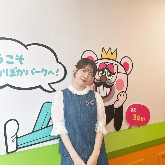 今日のぽかぽかの衣装です☺️デニムな気分✨関西No.1決めたるでスペシャル楽しかったー！ぽかぽかグッズのポーチいただきました♪#ぽかぽか #healthydenim#bilitisdixseptans#tamas by @hanazawa_kana.official