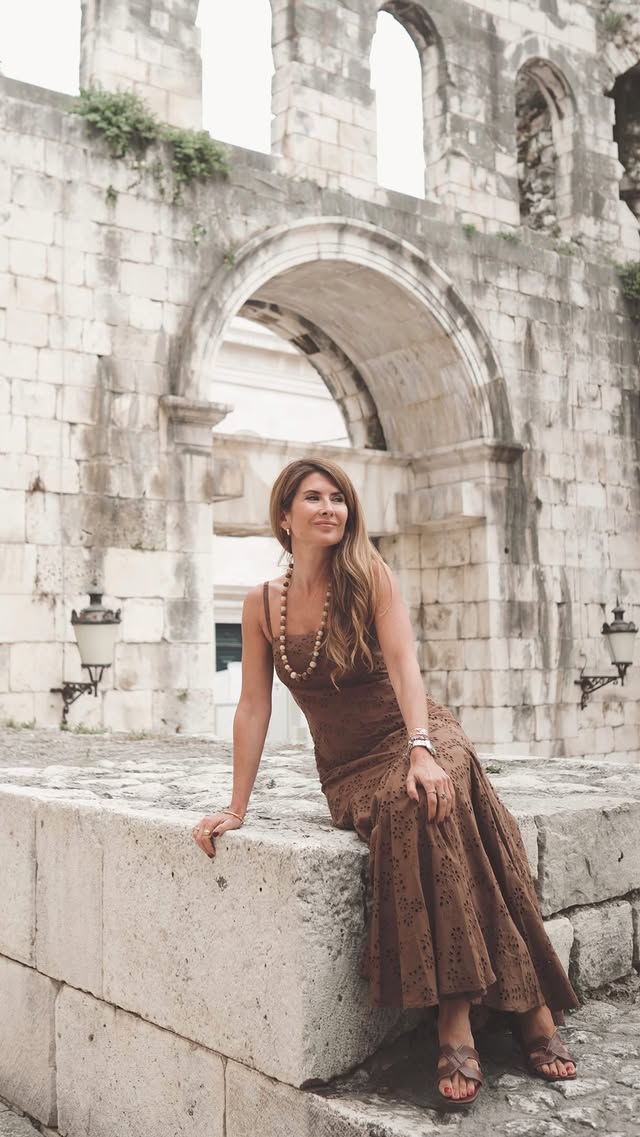 Un look cómodo y chic para pasear por Split ✨Cuando me preguntáis qué llevar en la maleta, siempre tiro mucho de vestidos que, combinados con el calzado y los complementos adecuados, hacen que un look aparentemente sencillo, resalte por completo. Los tonos tierra son mis favoritos y me encantan, el vestido de @silbonmoda habla por sí solo y el resto de complementos hacen su función para que sea chic a la par que cómodo: sandalias planas, bolso cruzado, gafas de sol y collar largo que es sencillo y lo tiene todo.¿Os gusta? ✨...#atrendylife #look #lookofday #outfit #howtowear by @atrendylife