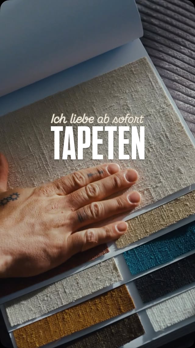 Seit wann sind #Tapeten so krass? 🫪Ich durfte vor kurzem durch unsere Maler bei uns zuhause in den Genuss, bzw. auf die Idee gebracht werden, mir für mein Projekt #dadcave mir doch mal Gedanken zu machen, ob Tapeten nicht in Frage kommen (wow langer Satz 😂)Und ich in meinem Kopf so: „hä Tapeten, mega langweilig, der Raum soll doch geil werden…“ 😅Tja bis ich dann diese @artewalls Ordner in den Händen hatte 🤯 sorry aber war euch das klar, dass man da vollkommen ausflippen kann? 😅 (Werbung Nennung)Also, wer von euch kannte schon die Welt von Tapeten und wer euch ist genau so baff wie ich? 😅..#interior #interieur #innenausbau by @timjohnsonx