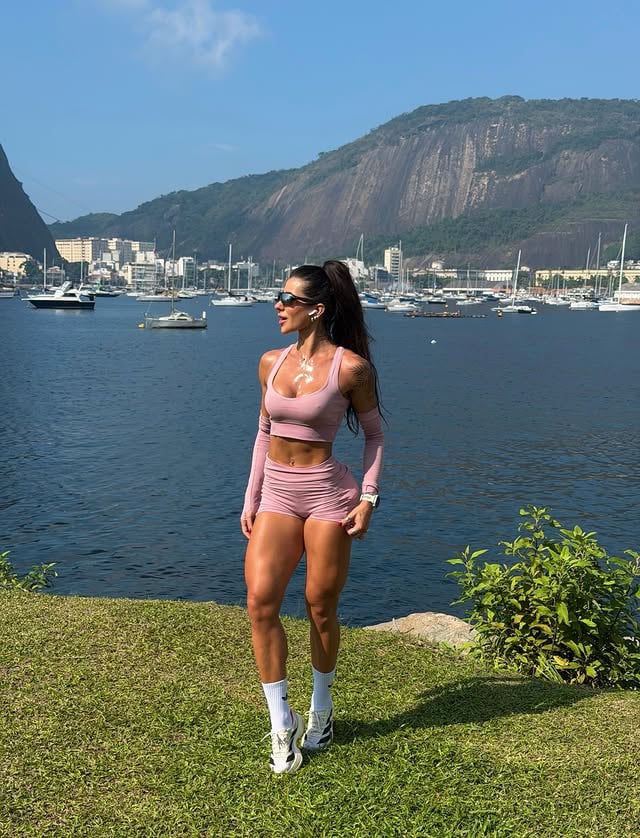 Cá entre nós, irmãs… a sensação de colocar um lookinho novo e estiloso pra treinar dá até mais vontade de correr né? 💞e a @riofinesse simplesmente acerta MUITO nos looks de corrida, um mais lindo que o outro! ainda tenho cupom pra vocês: 🏷️ LAYLLA by @layllafer