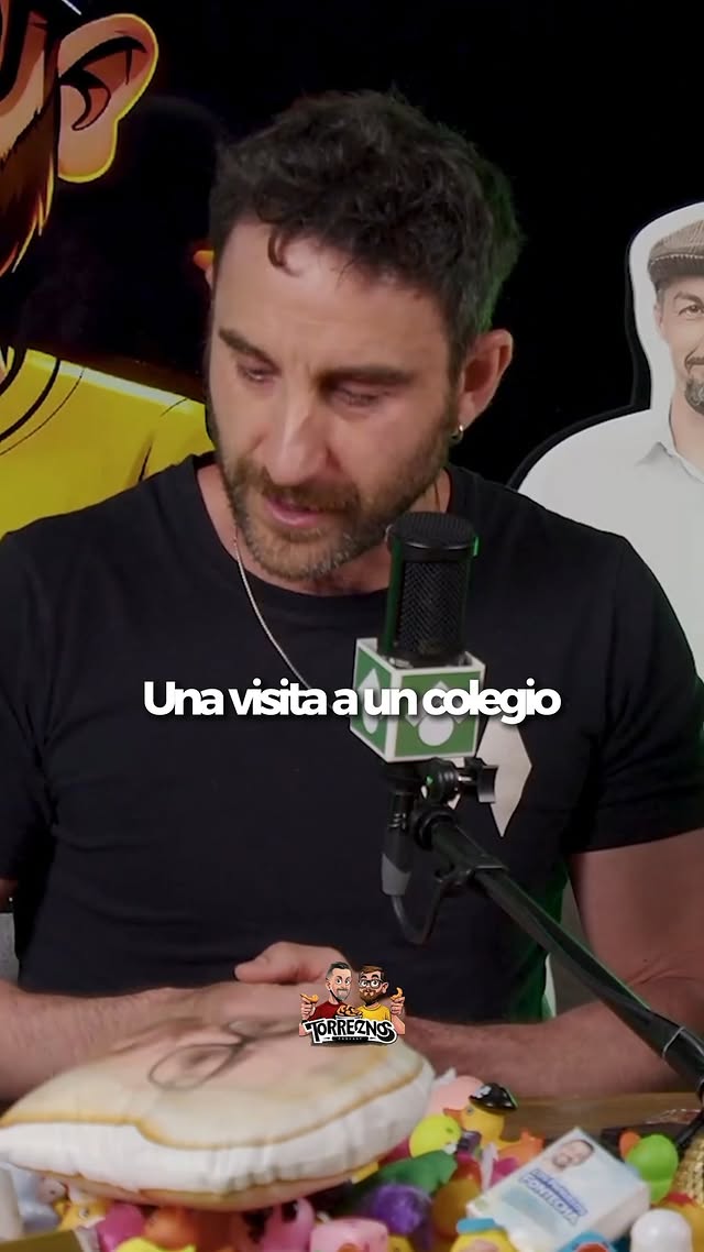 Dani Rovira y Fontecha cuentan un chiste cada uno… 💀😂Dos estilos distintos, dos remates y una mesa que no sabe por dónde va a salir la cosa.De esos momentos simples que acaban siendo oro.Si te gustan estos clips, síguenos para más Torreznos Podcast.#torreznos #torreznospodcast #danirovira #fontecha #humor #chistes #podcast #reels #viral by @dani.fontecha