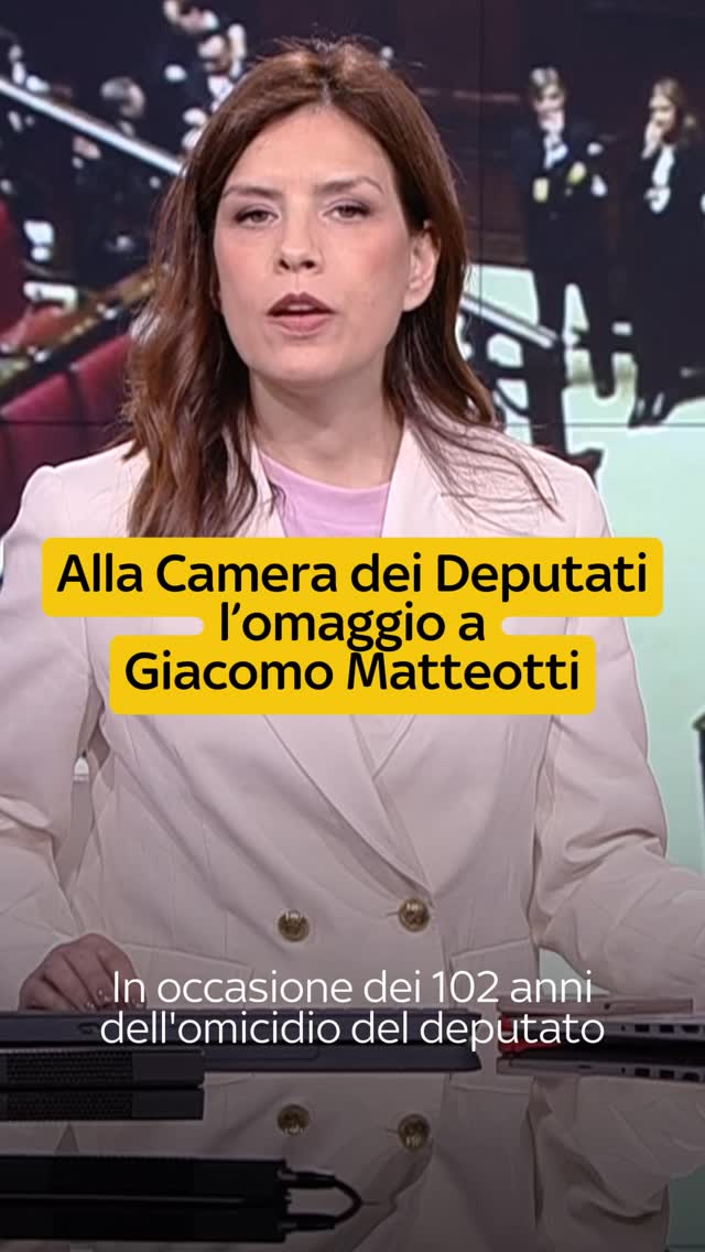 In occasione dei 102 anni dall’omicidio di Giacomo Matteotti, la Camera dei Deputati l’ha omaggiato con una cerimonia in aula, durante la quale è stata disvelata una targa a lui dedicata, affissa su quello che fu lo scranno del deputato assassinato dai fascisti. La commemorazione è stata aperta dal presidente della Camera Lorenzo Fontana.#skytg24 #news #GiacomoMatteotti by @stef80pi