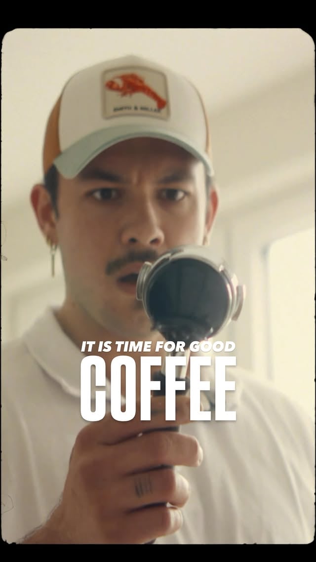 coffee time is calling…☕️Dieser Moment, wenn deine Kaffeeliebe - der perfekte Espresso Doppio am Morgen zum greifen nah ist und die Trommeln von Jumanji…ich meine die Trommeln vom Siebträger schon nicht mehr zu überhören sind 🫢.Stay tuned!#coffeelovers #coffee #lamarzocco by @timjohnsonx
