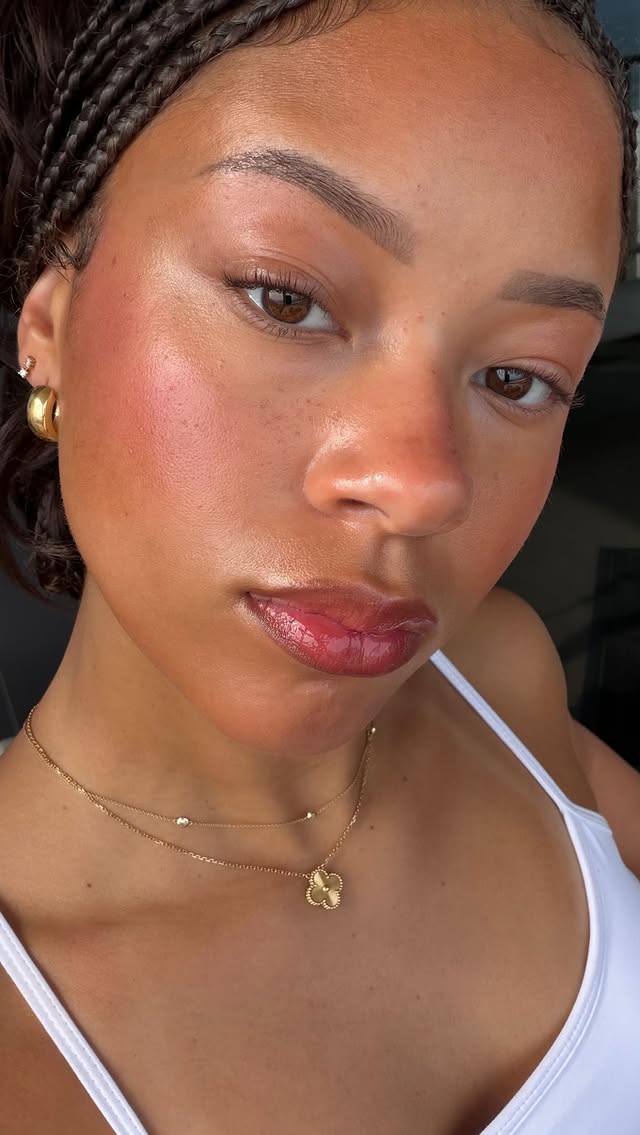 okay maybe 15mins…but I love a quick bronze everyday soft glam👛⭐️ products: @dalba_global facial spray @supergoop glow screen@hauslabs foundation brush @saiebeauty liquid bronzer + pressed powder @makeupbymario dual ended brush @benefitcosmetics benetint + brow gel @yslbeauty bronzer@nyxcosmetics lip liner stain @kyliecosmetics lip liner @eadem.co lip balm @lorealparis setting spray by @analearmann