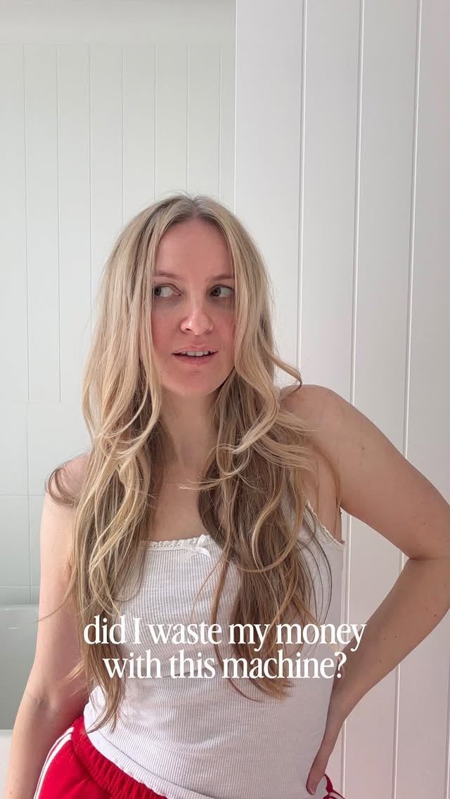 First try using the @bondiboost airstyler 💁🏼‍♀️First impressions are it’s really easy to use which is good, the dryer is so much better than I expected for something so tiny, it dries Just as well as my normal blowdyer. Curls easily without getting tangled. I did brush mine out, as I wanted more of an effortless waves kinda look, it’ll be interesting to play around with it a bit more to see how long the curls would actually last if I left them. Anyone got one of these and have tips ? by @brookeposted