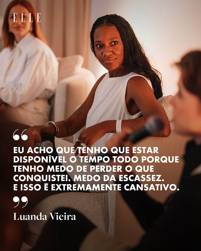 Vamos para mais destaques do nosso talk? No ELLE Bem-Estar, a comunicadora @mourajo, a jornalista @luandavieira e a psicóloga @edianeoribeiro, ao lado da atriz @gioewbank e com mediação de @isisvergilio, conversam sobre o poder do descanso. Elas destacam como o ritmo acelerado e a produtividade excessiva têm ditado o ritmo da vida contemporânea, compartilhando experiências pessoais e chamando atenção para a pausa como uma necessidade humana essencial. Importantíssimo! (fotos: @brenodamatta) O ELLE Bem-Estar é patrocinado por @naturabroficial e @insiderstore, e tem o apoio de @havaianas, @carenaturalbeauty, @vichybrasil, @kerastase_official, @risqueoficial, @dovebrasil, @pentel_brasil,@karinaoficialbr, @thecoffee.jp e @belmondcopacabanapalace. by @mourajo