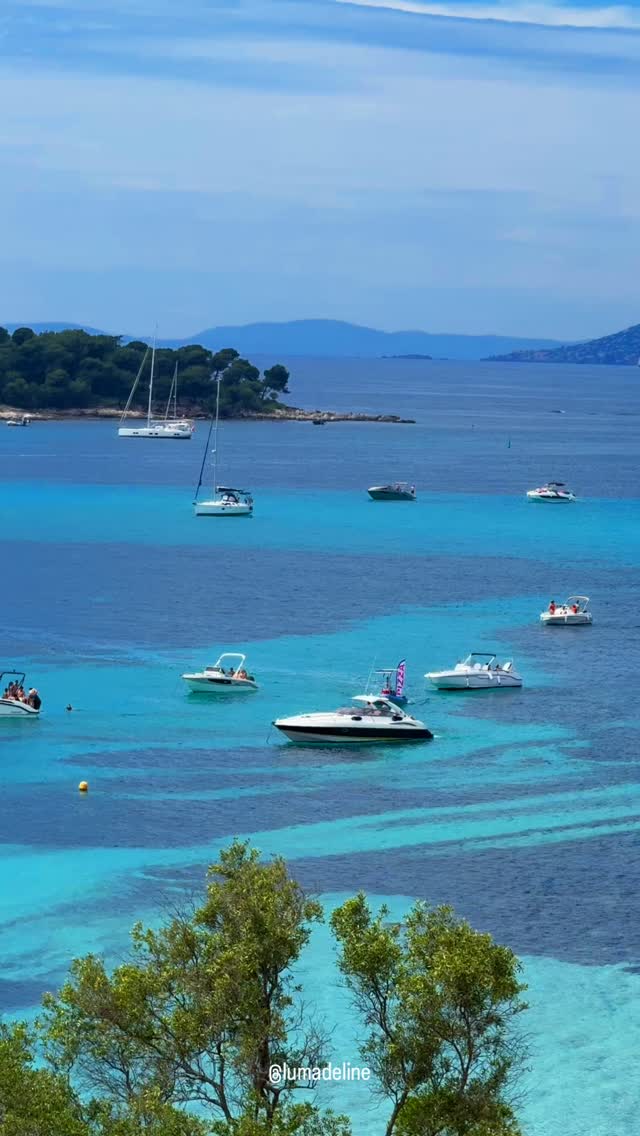 Summer vibes in South of France 💦☀️I have planned several trips to South of France this summer, for families and couples on Honeymoon. Most luxury hotels with few availabilities, private boat rides and exclusive beach clubs and restaurants. Your trip to France could look like this too, if you let me plan it for you!You can book my services via the link in my bio.#shotoniphone #roomwithaview #cotedazurfrance #iamatraveler by @lumadeline