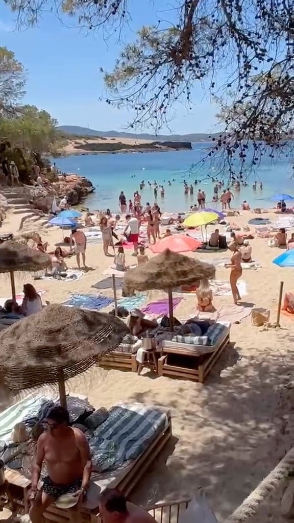 I mean, this is stunning ✨Euro Summer has started. Real life holiday content just in from Ibiza ☀️You can just feel the atmosphere, the stresses of life melting away…. The sound of the sea and glasses clinking 🥂 You cannot beat this feeling! If you’ve not sorted your Euro Summer yet, get in touch, I am available to help you.📸 @eleanorbouma 👏🏽#ugc #ibiza #eurosummer #summerholiday #spain by @igoeverywhere_