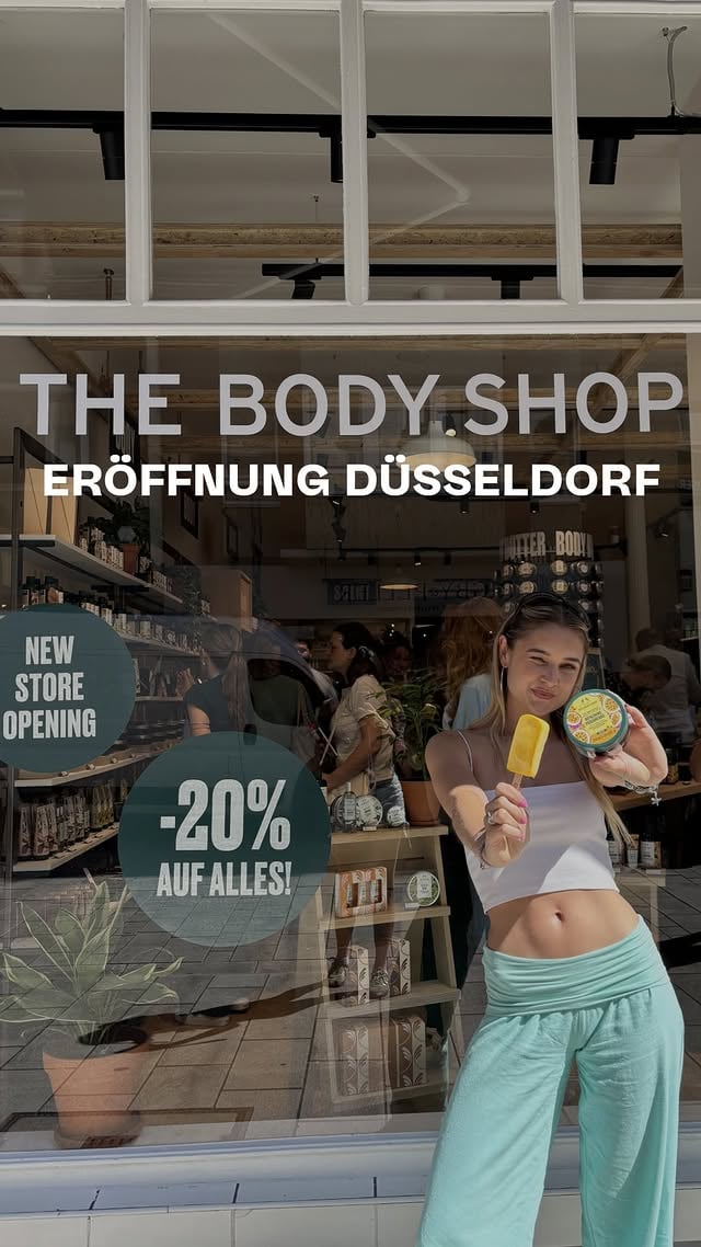 Anzeige | @thebodyshop_de 🧴🌞Der neue Store von The Body Shop hat auf der Grabenstraße 6 in Düsseldorf eröffnet ✨Das Opening steht ganz im Zeichen der sommerlichen Limited Edition Passionfruit 💛Passend dazu gab es leckeres, veganes Mango-Passionsfrucht-Eis von @nomooicecream 🍦Im neuen Store könnt ihr endlich wieder alle Produkte ausgiebig testen und euch persönlich beraten lassen 🫧Also: Überzeugt euch selbst und testet das Sortiment vor Ort, bis Samstag bekommt ihr sogar noch 20% Rabatt auf euren Einkauf 👀#thebodyshop #storeopening by @rausgegangenduesseldorf