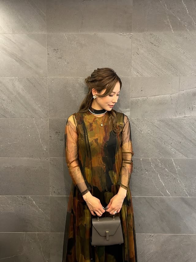 大人のお呼ばれコーデ✨の日ニュアンスカラーのドレスを選びました🤎🖤💚@amerivintage @valextra #結婚式 #お呼ばれコーデ#amerivintage #iside #ドレス by @hoshino_kanade_