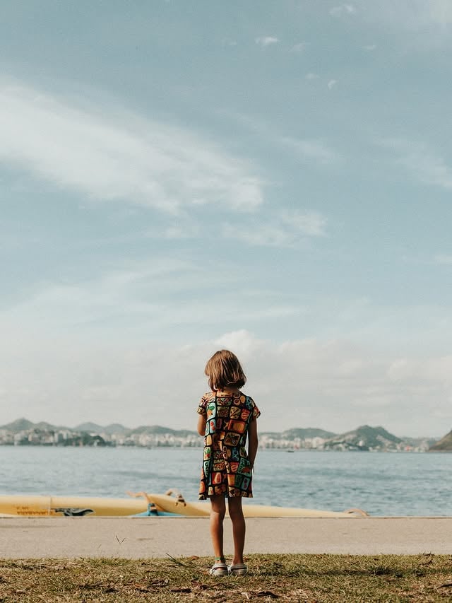 “Quero um piquenique no Aterro”, você disse quando te perguntei com meses de antecedência como queria comemorar seu aniversario. A partir de então, toda vez que a gente passava por ali (que é praticamente todo dia), você apontava o dedo pra um cantinho de grama e dizia: meu aniversário vai ser aqui. Chegamos em Maio e às vésperas do dia 23, choveu a semana toda. Na terça feira, o céu amanheceu com nuvens tão grandes e espessas que cobriam todo o céu e faziam parecer tarde o que era cedo e depois cedo o que era tarde. Choveu sem parar, uma chuva de pingos tão grossos que estalam ao encontrar a superfície. Faltando pouco mais de 12 horas para o piquenique decidimos que ele iria adiante independente do que São Pedro decidisse. Qualquer coisa montaríamos a festa no chão de casa, e as crianças correriam pela sala e jogariam bola no quarto de hóspedes que segue sem móveis. Mas ao abrir os olhos no sábado de manhã, vi entrar pelas frestas da persiana uma luz desavergonhada. Abri as janelas e confirmei o que em algum lugar eu já sabia: o sol havia aparecido pra te ver, pra te presentear com o brilho que você merece. Nao lembro de nenhum aniversário seu em que ele não tenha dado o ar da graça. No dia em que você nasceu ele resolveu aparecer com tanta força que parecia estar antecipando o verão naquela Londres cujas primaveras costumam ser ainda bem frias. Eu tenho cá pra mim que o sol vê em você uma amiga, um corpo celeste gigante e brilhante como ele. Por isso ele nunca falhou, esteve lá para celebrar cada volta que você completou ao redor dele.Já são sete anos, minha estrela, sete voltas em torno deste seu amigo, sete anos do seu brilho, da sua força, da sua presença iluminando a vida de todo mundo que tem a felicidade indescritível de viver na sua órbita. by @mourajo