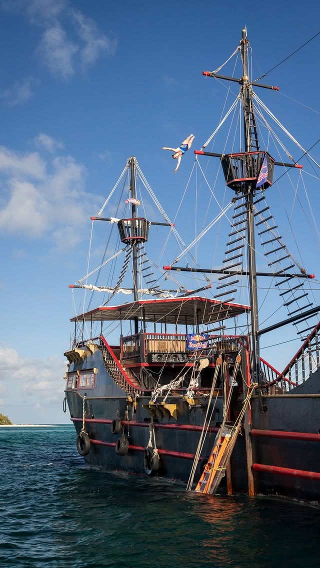 DIVING OFF A PIRATE SHIP 🤯🏴‍☠️⚓️Not sure how this became my real life but I got flown to the Bahamas 🇧🇸 with @redbullgaming & assassinscreed to hype up the new Assassin’s Creed Black Flag Resynced game… and yes we actually jumped off a pirate ship 😭Full YouTube vid is out now and my insane friends broke world records!!! 😍👏 Go hype them up @lilouruel @domtomato @pashatheboss 🤸‍♀️#bravegang #extreme #bahamas #sport #scary by @mollycarlson1