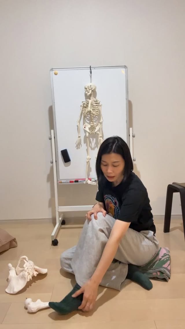 股関節が詰まる股関節が抜けそうになるどういう事がおこっているのか？について、解説しました。一緒に屈曲、伸展実験してくださりありがとうございました#股関節#違和感#骨格ボディメイクセラピスト養成講座 by @mona.risa.mm
