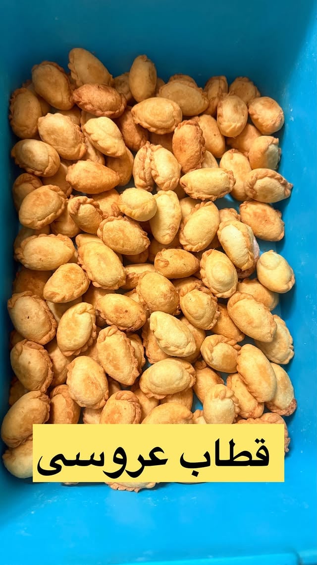 بارهاآموزش قطاب رو گذاشتم دیگه فکرکنم استاد شدین خودتون 🌺این قطاب رو مامان برا عروسی داداشم درست کردبااینمقدارهایی مینویسم دوکیلونیم قطاب دارین درآخر خودمون دوسری درست کردیم@kadbanooye.kermani @kadbanooye.kermani 🌺اون حرف اول فیلم هم شوخی بود انشالله همه جوونا خوشبخت بشن🌺مواد لازم👇✔️آردقنادی ۱کیلو✔️روغن نبمه جامد ۴۵۰گرم✔️آب وماست قاطی که مقدارشونم برابره حدودا یکونیم لیوان (مقدارش حدودیه کم کم بریزین درحدی خنیر شل نشه)✔️مواد بینش حدودا ششصد گرم که مقدارمغزیجات وپودرقند برابره@kadbanooye.kermani @kadbanooye.kermani #قطاب #قطاب_سرخ_کردنی #قطاب_خونگی #قطاب_سنتی #شیرینی by @kadbanooye.kermani