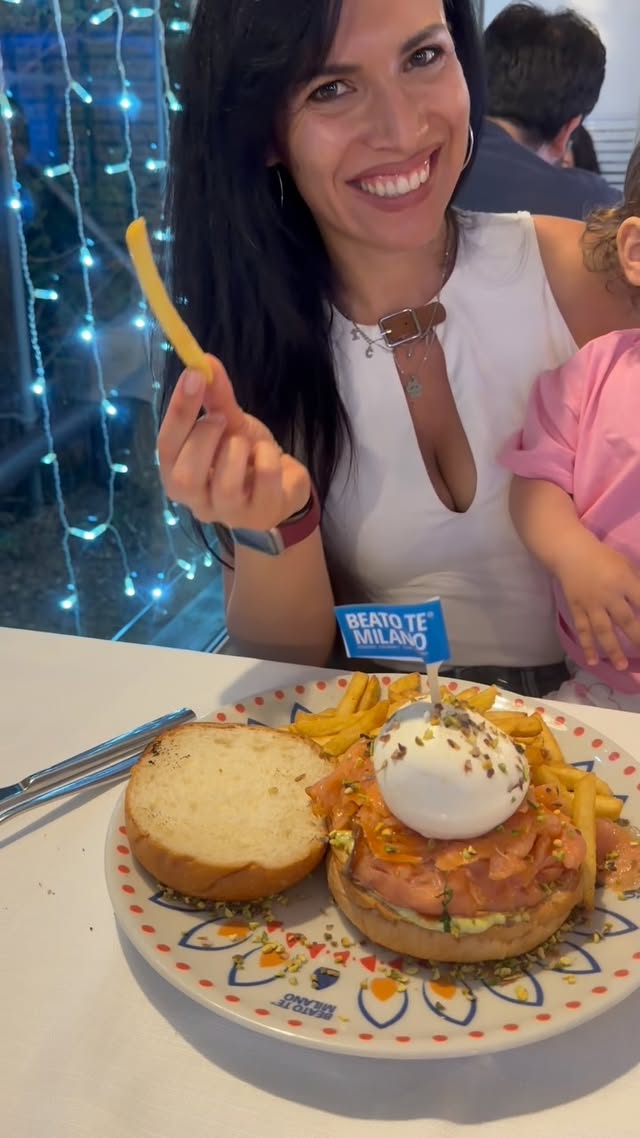Quando non solo vuoi mangiare il panino della mamma, ma vuoi portarti a casa anche l’orso di @beatotemilano Tutto buonissimo, come sempre #invitedby #babygirl #moment #momlife by @federicadibartolomeo__